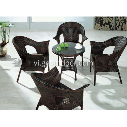 Bàn ăn Wicker ngoài trời và ghế đặt